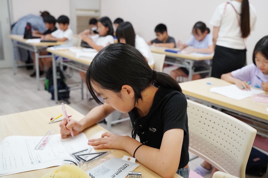 集中して演習する小学生たち