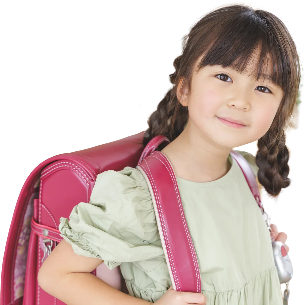 ランドセルを背負って微笑む小学生の女の子