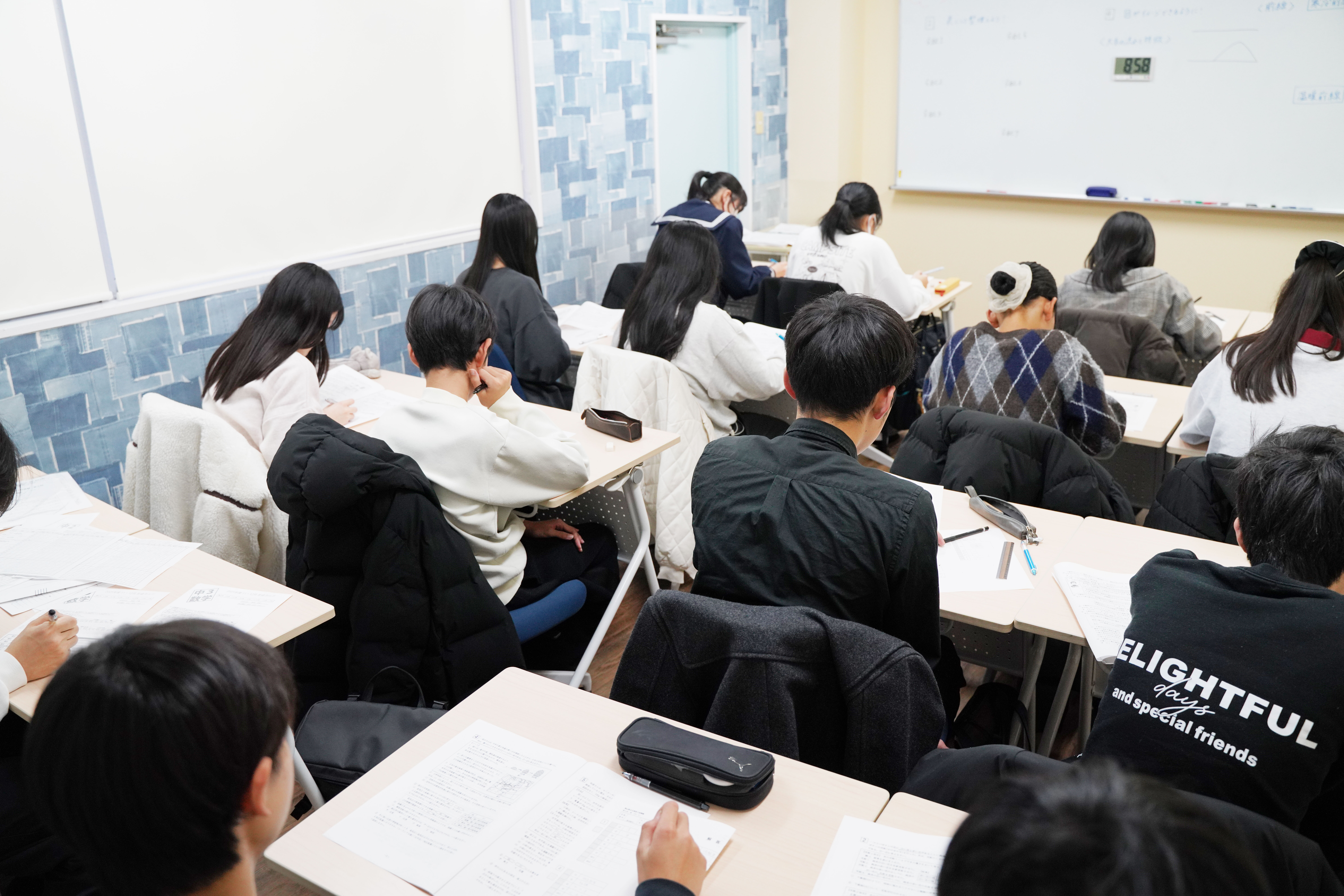 教室で学習に取り組む生徒たち